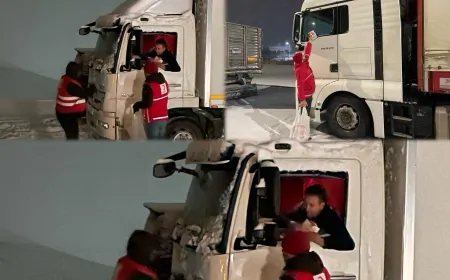 "Doğubayazıt ile Iğdır arasındaki yolda mahsur kalan tır şoförlerine, gece yarısı saat 00:00’da Kızılay ekibi tarafından kumanya dağıtıldı."