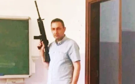 Okulda Tüfekle Poz Veren Müdür Yardımcısına İnceleme