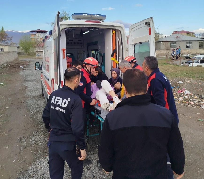 Direksiyon Hâkimiyetini Kaybeden Sürücü, Parka Havuzuna Düştü