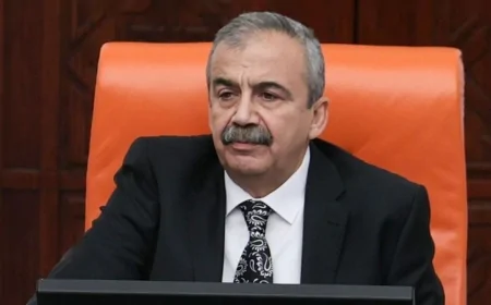 Sırrı Süreyya Önder, tedavi gördüğü hastanede yaşamını yitirdi.