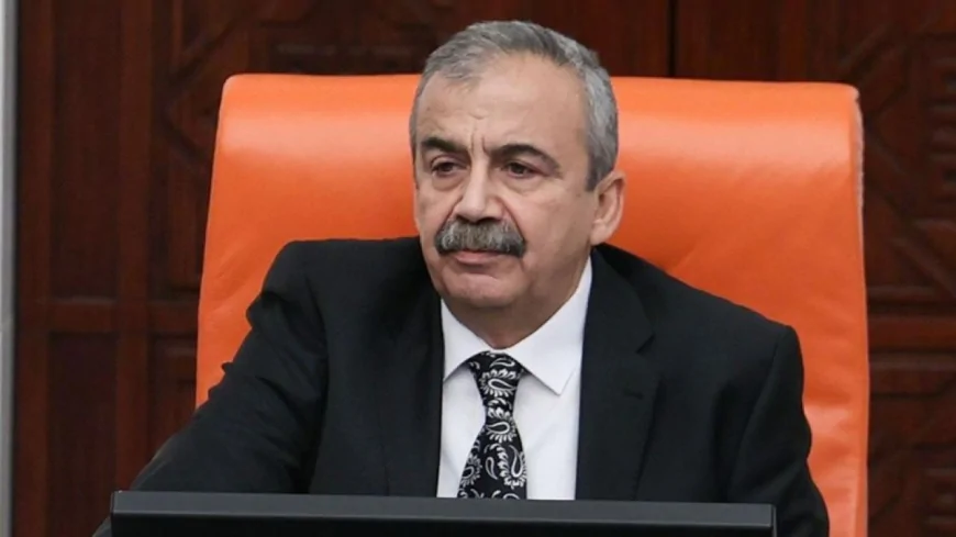 Sırrı Süreyya Önder, tedavi gördüğü hastanede yaşamını yitirdi.