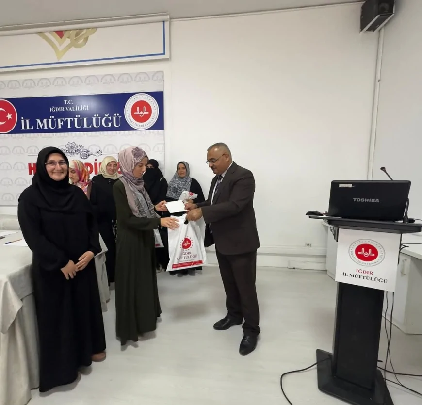 Iğdır İl Müftülüğünden Başarılı Öğrencilere Ödül
