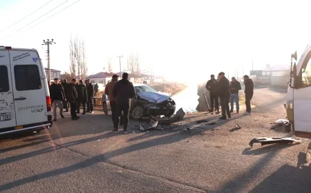 Iğdır’da Halfeli Caddesi üzerinde meydana gelen trafik kazasında iki araç kafa kaya çarpıştı