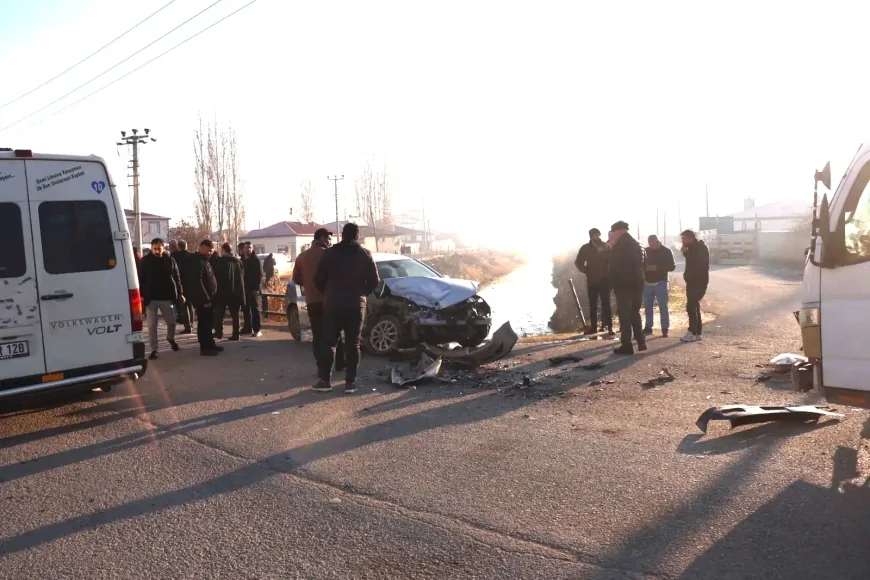 Iğdır’da Halfeli Caddesi üzerinde meydana gelen trafik kazasında iki araç kafa kaya çarpıştı