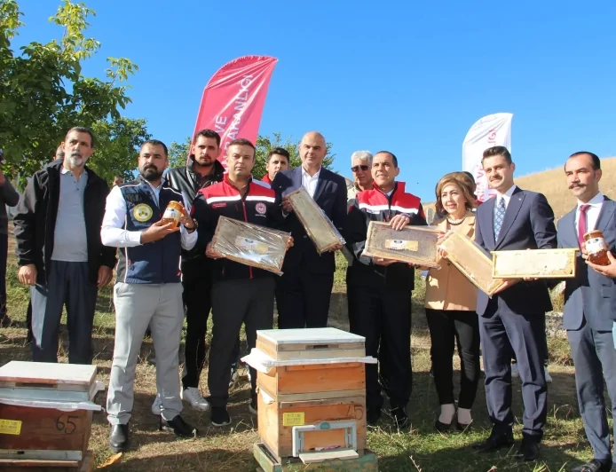 IĞDIR KAYISI ÇİÇEĞİ BALI HASADI GERÇEKEŞTİRİLDİ